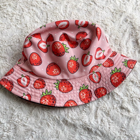 Bundle of TWO bucket hats strawberry fruit pink and embroidered mushroom black - Picture 9 of 17